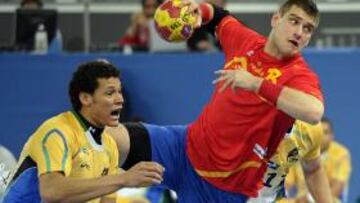 <b>SOBRIEDAD. </b>Aguinagalde lanza a puerta desde los seis metros.