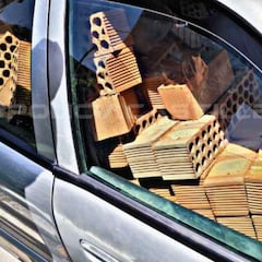 La Policía le detiene en un control rutinario y descubre el coche lleno de ladrillos: el conductor lo justifica aunque todo termina en denuncia