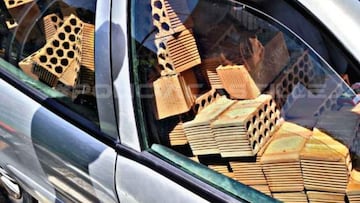 La Policía le detiene en un control rutinario y descubre el coche lleno de ladrillos: el conductor lo justifica aunque todo termina en denuncia