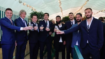 La directiva y los capitanes del Betis realizan un brindis en la Feria de Abril.