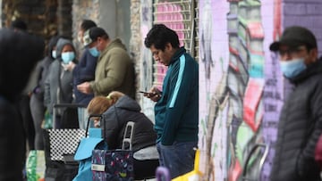 Varias personas esperan en la fila para recoger alimentos proporcionados por la Asociaci&oacute;n de vecinos de Aluche, debido a la dif&iacute;cil situaci&oacute;n de muchas familias de Aluche provocada por la pandemia. EFE/Rodrigo Jim&eacute;nez/Archivo