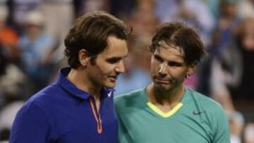 El espa&ntilde;ol Rafael Nadal (d) abraza al suizo Roger Federer (i) tras vencerle hoy.