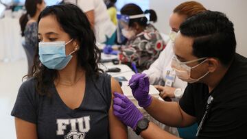 MIAMI, FLORIDA - APRIL 15: Camila Gutierrez, a junior at Florida International University, receives a Pfizer-BioNtech COVID-19 vaccine from Jason Rodriguez, a pharmacy student, at the Jackson Memorial Hospital on April 15, 2021 in Miami, Florida. Jackson Memorial Hospital began a vaccination initiative with all the colleges/universities in Miami-Dade County, in which all students will be able to get the vaccine, as long as they show a valid student ID and a license. Universities and colleges across the country will be deciding if they will mandate students returning to campus be vaccinated. Joe Raedle/Getty Images/AFP
== FOR NEWSPAPERS, INTERNET, TELCOS & TELEVISION USE ONLY ==
