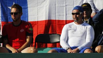 Tenis, Chile v Colombia, Copa Davis 2016.
 Juan Carlos Saez y Marcelo Rios, durante el partido de Chile ante Colombia por la segunda ronda del Grupo I Americano de Copa Davis.
 Iquique, Chile
 17/07/2016.
 Alex D&Atilde;&shy;az D&Atilde;&shy;az/Photosport.