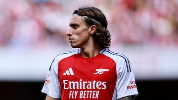 Riccardo Calafiori, jugador del Arsenal, durante su debut en un amistoso de pretemporada ante el Olympique de Lyon.