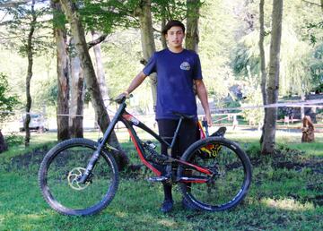 A sus 15 años es el más joven de los doce participantes. Clasificó en Nevados de Chillán, y tiene muchas expectativas con el Bike Camp ‘Del Cerro al Barrio’: “Espero dar lo mejor de mí, estar acá es cumplir un sueño a tan corta edad, es increíble estar con Tomas Slavik, Remy Metaillier, Ignacio Rojo y ‘Guga’ Ortiz, es un sueño y espero ganarme un cupo al Valparaíso Cerro Abajo”.