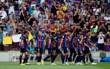 Los jugadores del Barcelona celebrando el gol de Lewandowski.