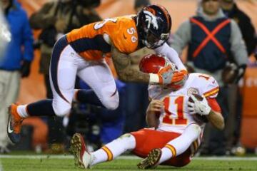 Shane Ray de los Denver Broncos bloca a Alex Smith, quaterback de los Kansas City Chiefs.