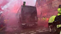 El autobús del Manchester City quedó destrozado