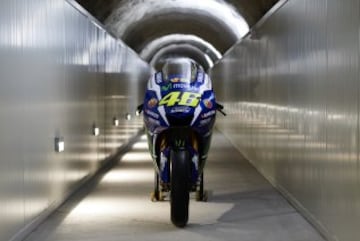 Sesi¨®n de fotos de la Yamaha YZR-M1s de Jorge Lorenzo y Valentino Rossi en Punta Helbronner con el Mont Blanc (4,810 m) de fondo.