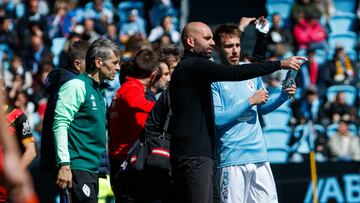 Giráldez da instrucciones a Mingueza durante el partido disputado contra el Rayo en Balaídos.