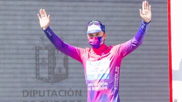 Remco Evenepoel celebra su victoria en la clasificaci&oacute;n general de la Vuelta a Burgos 2020.