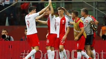 Soccer Football - Euro 2020 Qualifier - Group G - Poland v Israel - National Stadium Warsaw, Warsaw, Poland - June 10, 2019  Poland&#039;s Krzysztof Piatek celebrates scoring their first goal with team mates.   REUTERS/Kacper Pempel