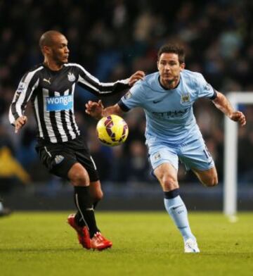 Frank Lampard disputa una pelota con Yoan Gouffran.