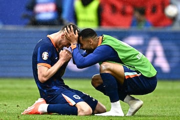 Alegría de Cody Gakpo y Wout Weghorst durante el partido entre Países Bajos y Polonia.