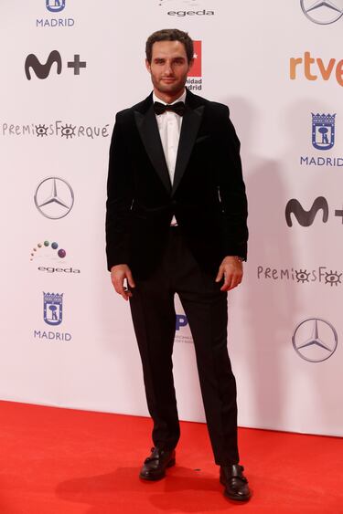 El actor Eduardo Rosa posando durante la alfombra roja.