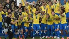Brazil&#039;s Dani Alves (C) and teammates celebrates with the trophy after winning the Copa America after defeating Peru in the final match of the football tournament at Maracana Stadium in Rio de Janeiro, Brazil, on July 7, 2019. (Photo by Carl DE SOUZA / AFP)