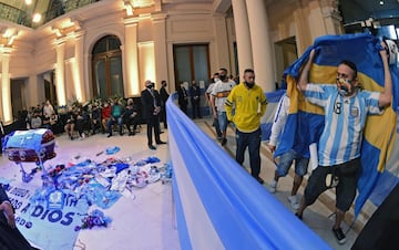 Las imágenes más emotivas de la capilla ardiente de Maradona