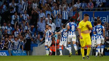 SAN SEBASTIÁN, 09/10/2022.- El centrocampista de la Real Sociedad Brais Méndez (i) celebra con sus compañeros tras marcar el 1-0 durante el partido de la jornada 8 de Liga en Primera División que se juega hoy domingo en el Reale Arena, en San Sebastián. EFE/Javier Etxezarreta