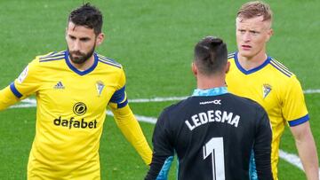 Jos&eacute; Mari, Ledesma y Jonsson, durante un partido del C&aacute;diz.