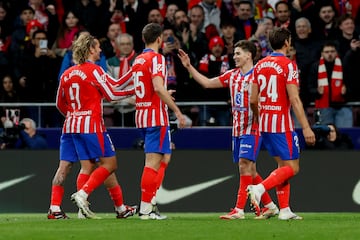 Los jugadores del Atltico de Madrid celebran el primer gol del equipo rojiblanco al Barcelona, de Julin, cocinado por Griezmann y Giuliano. 
