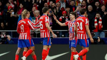 Los jugadores del Atlético acuden a celebrar con Julián Alvarez el primer gol marcado en el partido liguero en el Metropolitano.