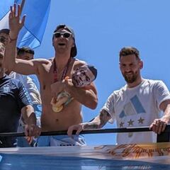 Nueva polémica del ‘Dibu’: carga un muñeco con el rostro de Mbappé