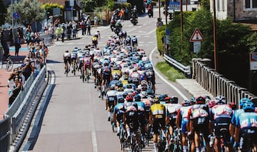 El pelotón en la decimoctava etapa del Giro de Italia 2021. 