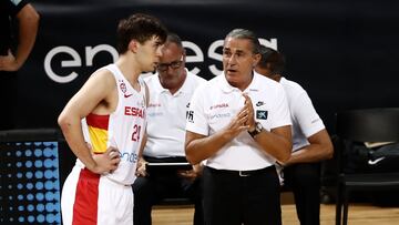 Sergio Scariolo da instrucciones a Juan Núñez durante el España-Islandia del miércoles en Pamplona.