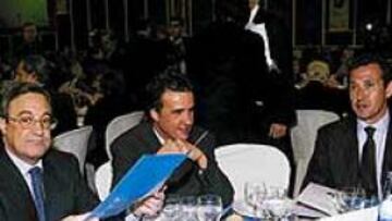 <b>EN LA MISMA MESA.</B> Florentino Pérez, José Ramón de la Morena y Jorge Valdano cenaron antes de la gala.