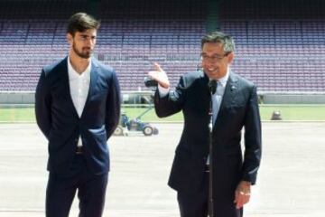 André Gomes, nuevo jugador del FC Barcelona en su presentación en el Camp Nou con Bartomeu.