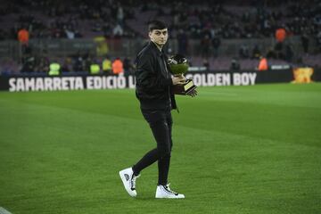 El mediocentro canario, de baja por lesión, ofreció a la afición blaugrana su trofeo Golden Boy, galardona como mejor jugador del mundo menor de 21 años.