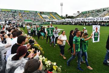 Ante la tragedia que vivió el cuadro del Chapecoense, el gobierno brasileño decretó tres días de luto en el país. Además, funcionarios de fútbol suspendieron todos los partidos durante un periodo de siete días y los equipos en la liga principal de Brasil lanzaron una declaración en la que ofrecían el préstamo gratis de jugadores a Chapecoense para que el equipo no desapareciera. En Medellín, 100,000 personas se volcaron a la calle vestidos de blanco en honor a las víctimas.