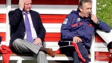 <b> A LA ESPERA. </b>Emilio de Dios y Preciado, en uno de los banquillos de Mareo.