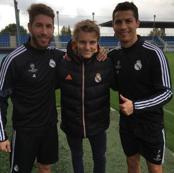 En sus primeros días como jugador del Real Madrid, tras pedirle una foto a Sergio Ramos y a Cristiano Ronaldo.