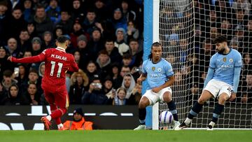 MANCHESTER (United Kingdom), 23/02/2025.- Mohamed Salah (L) of Liverpool scores the 0-1 lead during the English Premier League match between Manchester City and Liverpool FC, in Manchester, Britain, 23 February 2025. (Reino Unido) EFE/EPA/ADAM VAUGHAN EDITORIAL USE ONLY. No use with unauthorized audio, video, data, fixture lists, club/league logos, 'live' services or NFTs. Online in-match use limited to 120 images, no video emulation. No use in betting, games or single club/league/player publications.