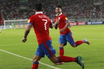 1. Alexis Sánchez y Eduardo Vargas suman 11 goles el 2015 por Chile en partidos oficiales.