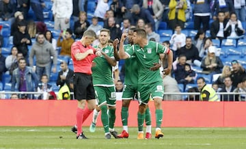 ¡Gabriel Pires es expulsado! El jugador protestó a Igleisas Villanueva que pitase el final cuando El Zhar iba a disparar a portería.