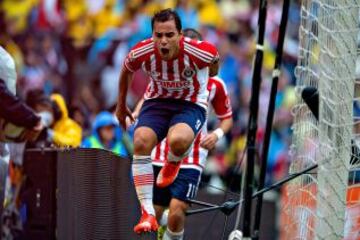 Omar Bravo anotó el segundo de las Chivas con un cabezazo y su festejo fue más que eufórico, ya no que no le marcaba al América con la camiseta del Guadalajara desde el Apertura 2007.