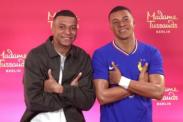 Kylian Mbappé presenta su figura con la equipación de Les Bleus que será llevada al museo Madame Tussauds en Berlín.