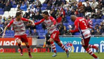 El jugador del Granada, Nolito celebra con sus compa&ntilde;eros Siqueira y Brahimi, el gol marcado al Espanyol en Cornell&agrave;-El Prat.