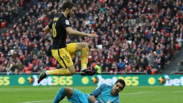 Atletico Madrid&#039;s Croatian defender Sime Vrsaljko vies with Athletic Bilbao&#039;s goalkeeper Gorka Iraizoz