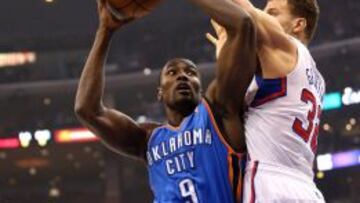 Serge Ibaka entra a canasta en el partido entre Oklahoma y los Clippers el 3 de marzo.