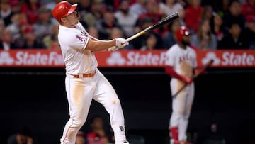 ANAHEIM, CALIFORNIA - MAY 02: Mike Trout #27 of the Los Angeles Angels watches his solo homerun to take a 6-2 lead over the Toronto Blue Jays during the sixth inning at Angel Stadium of Anaheim on May 02, 2019 in Anaheim, California.   Harry How/Getty Images/AFP
 == FOR NEWSPAPERS, INTERNET, TELCOS &amp; TELEVISION USE ONLY ==