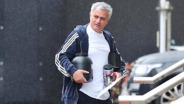 Mourinho, con los dos botes de prote&iacute;nas a la entrada de su hotel en Manchester.
