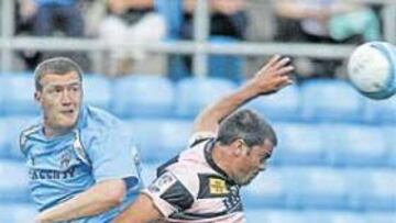 <b>DUROS. </b>Torrejón adelantó al Espanyol de cabeza, pero el Coventry impuso su dureza.