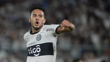 AMDEP947. ASUNCIÓN (PARAGUAY), 18/04/2023.- Fernando Cardozo de Olimpia celebra un gol hoy, en un partido de la fase de grupos de la Copa Libertadores entre Olimpia y Patronato en el estadio Defensores del Chaco en Asunción (Paraguay). EFE/ Daniel Piris