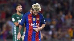 Barcelona's Argentinian forward Lionel Messi leaves the pitch at the end of the Spanish league football match FC Barcelona vs Deportivo Alaves at the Camp Nou stadium in Barcelona on September 10, 2016. / AFP PHOTO / LLUIS GENE