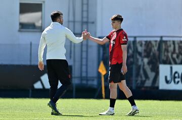 David Rodrguez, saludando a una perla de la cantera del Milan, Davide Bartesaghi.