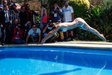 Jhendelyn Núñez cumplió con la tradición como reina del Festival de Viña del Mar, y se lanzó a la piscina del Hotel O'Higgins.